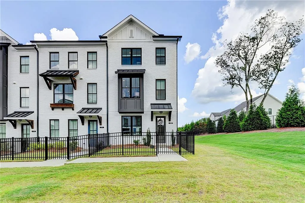 3 bed, 3.5 bath, 2070 sqft, $2,900 — Photo 1