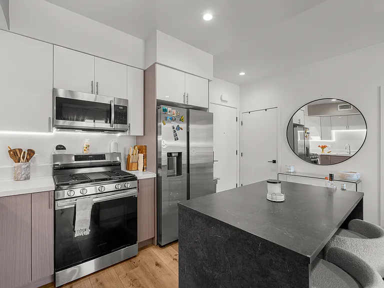10247 Variel Ave — Photo 8