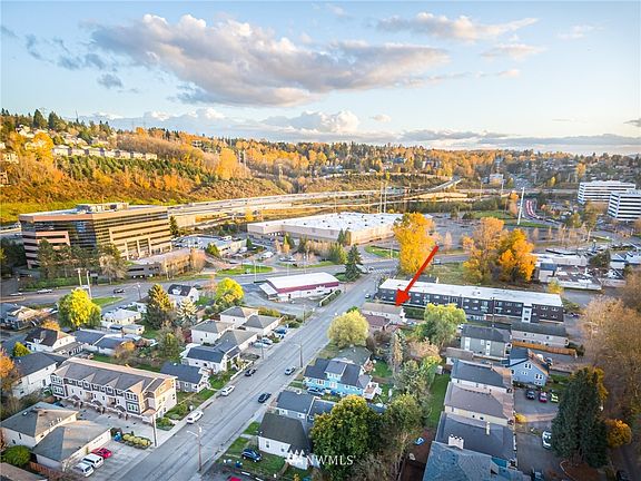 4-plex close to all amenties and easy access to 405,167,i-5. Restaurants, Shopping, Parks, The Landing, Vmac & so much more.