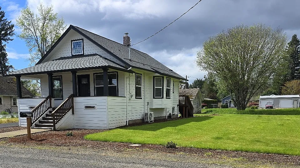 3 bed, 1.5 bath, 1016 sqft, $2,000 — Photo 2
