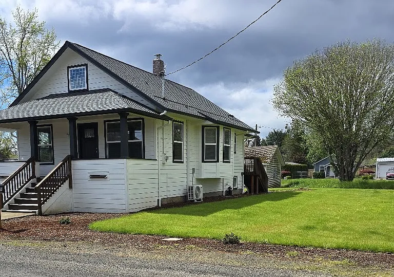 449 SW Elmwood Ave — Photo 2