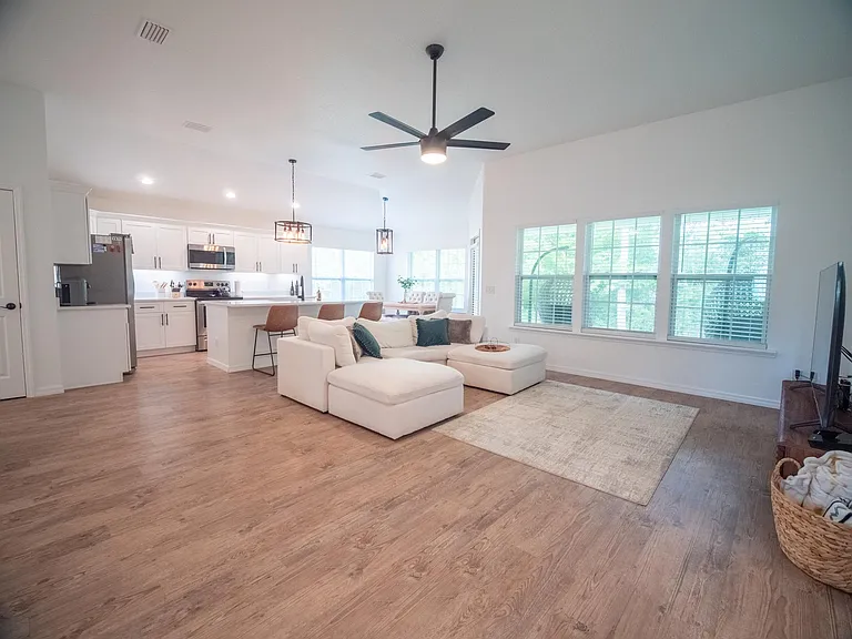 315 SE Lindale Gln — Photo 31