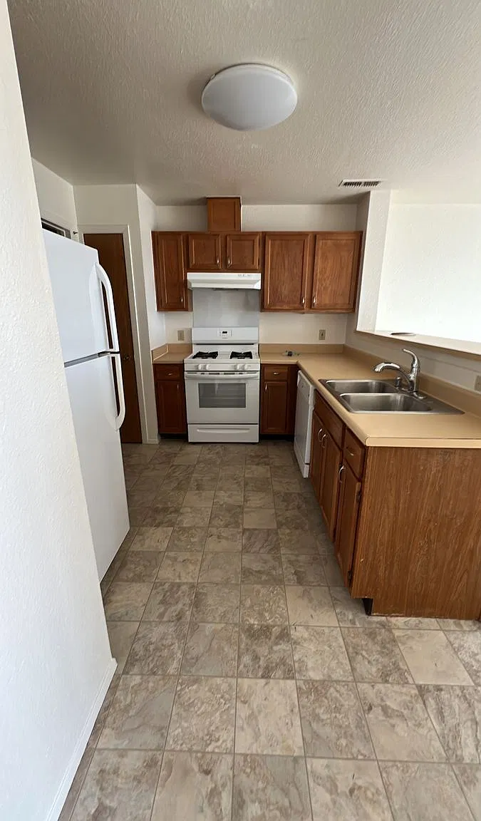 3 bed, 2.5 bath, 1328 sqft, $1,670 — Photo 4