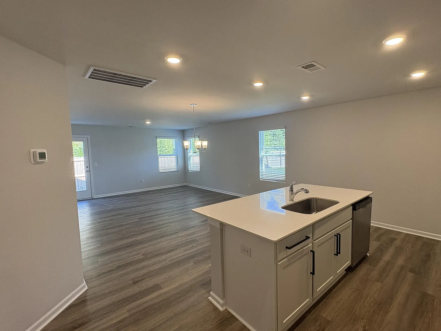 3 bed, 2.0 bath, 1265 sqft, $1,950 — Photo 3