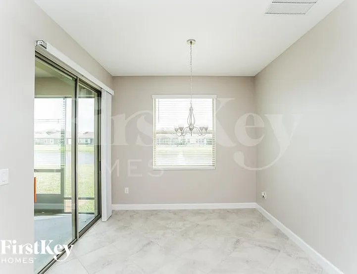 3 bed, 2.0 bath, 1732 sqft, $2,435 — Photo 4