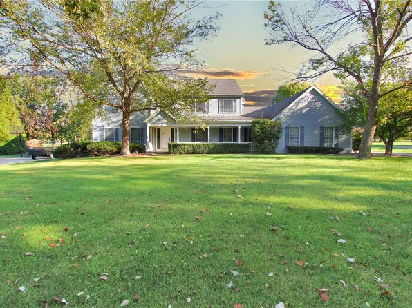 37 Deerfield Ln, Charleston, IL 61920