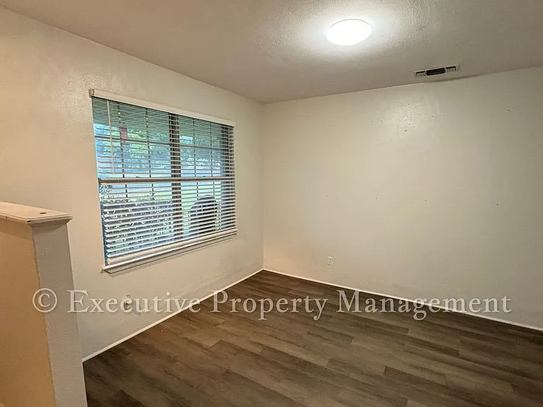 410 Jeffrey Ln — Photo 12