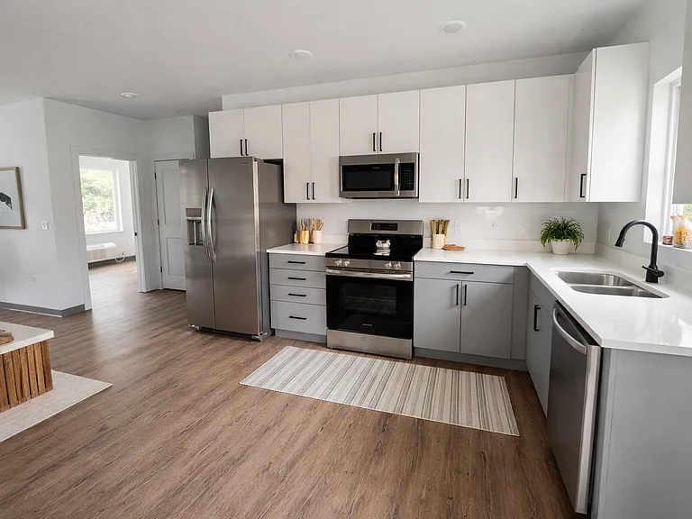 601 E South St — Photo 2