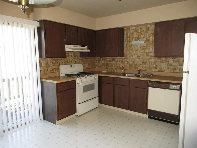 40 Oak Ct #C — Photo 8