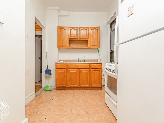 2nd image of 601 Park Pl #7D