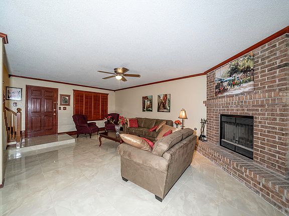5th image of 608 Woodlark Pl
