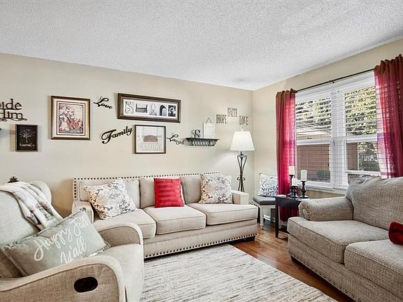 4th image of 10561 Foster St