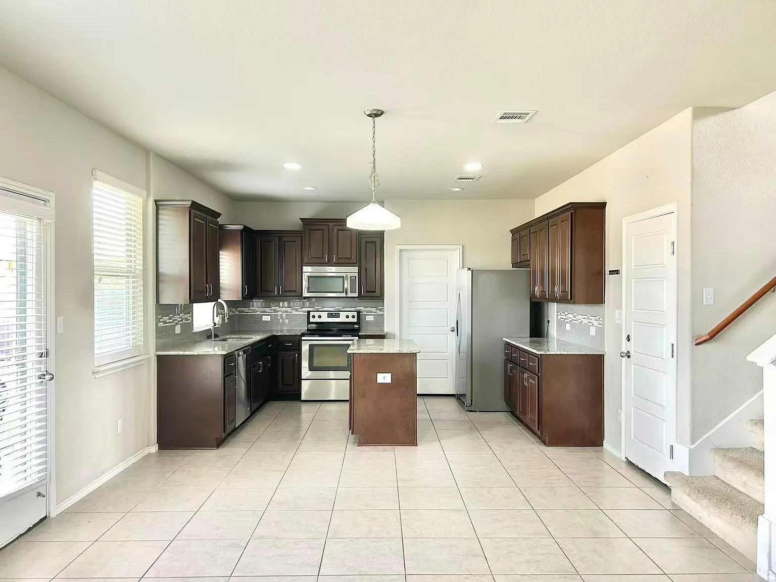 4 bed, 2.5 bath, 2420 sqft, $2,300 — Photo 4