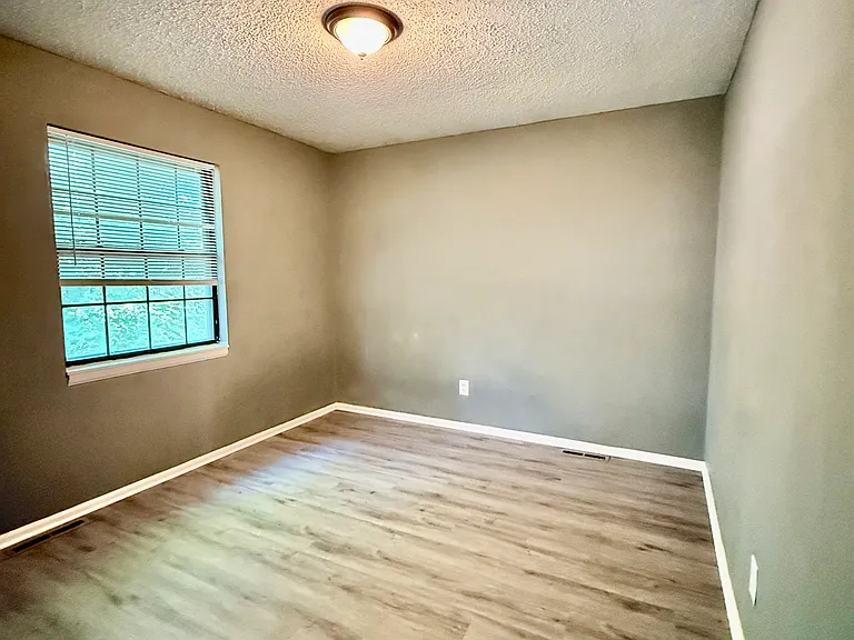 317 NW Highland Ln — Photo 15