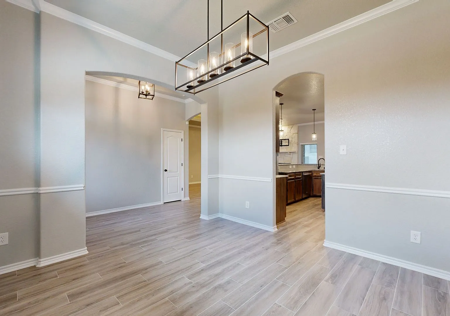 Gorgeous 4 bedroom 3 Bath 3 car garage gem in Heritage Oaks — Photo 3
