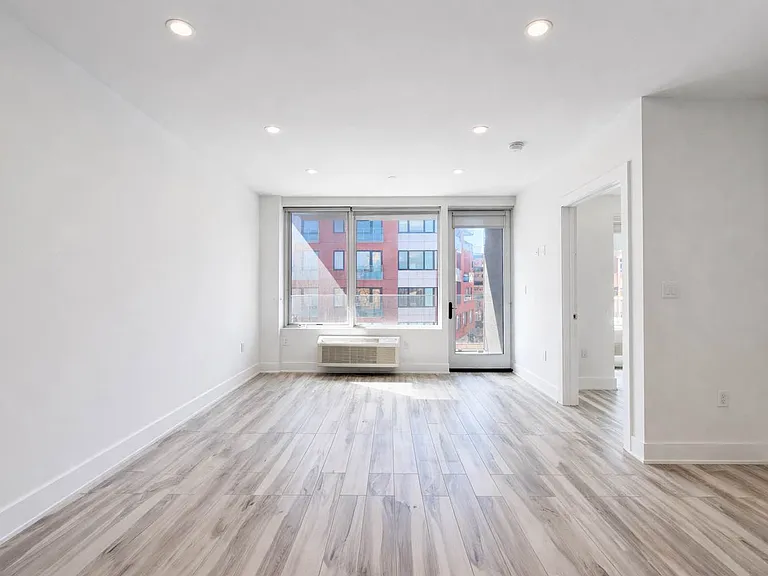 27-15 Astoria Blvd #4C — Photo 2