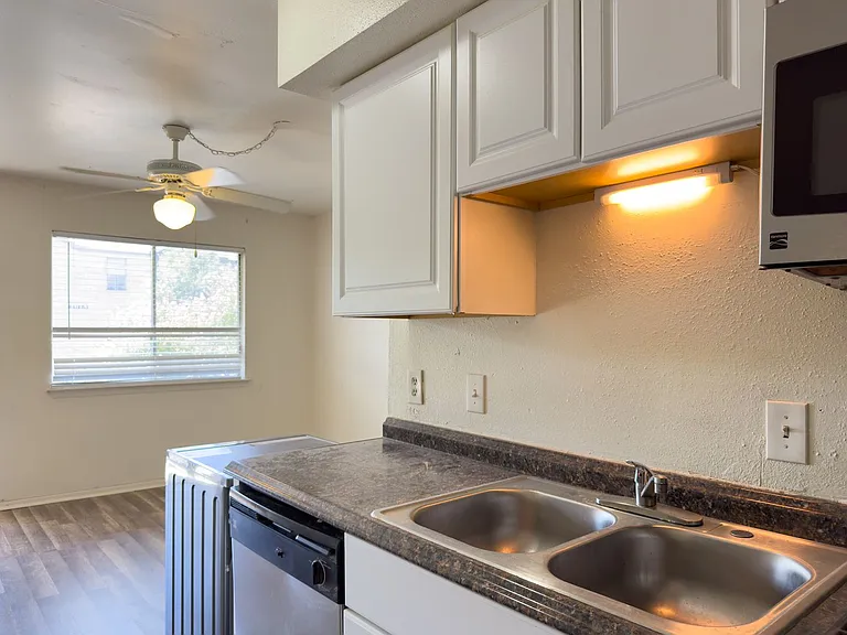 1010 W 23rd St #9 — Photo 7