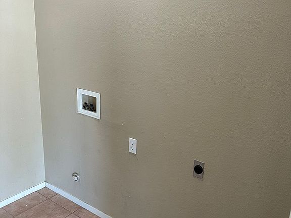 3rd image of 861 Woodridge Cir