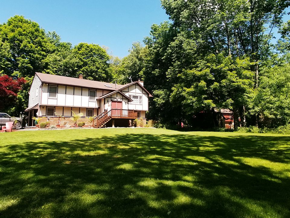 Beautiful Bi Level in a Serene setting