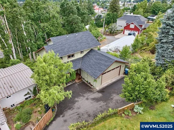 111 5th St, Silverton, OR 97381