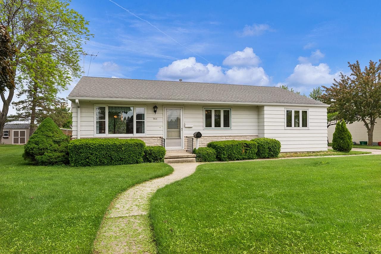 804 Hillcrest St West Bend WI 53095 Zillow