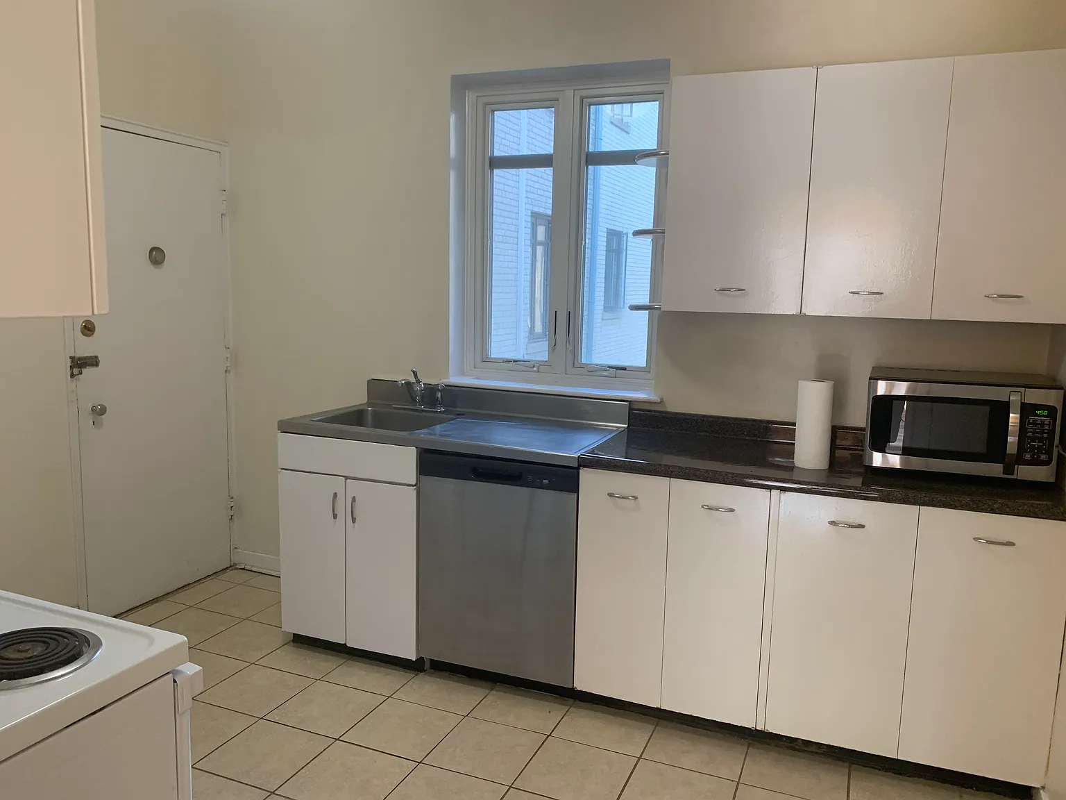 573 Washington St — Photo 4