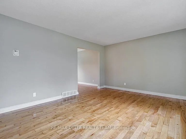 397 Phoenix Cres — Photo 10