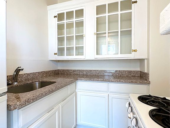 2nd image of 707 Stockton St APT 305