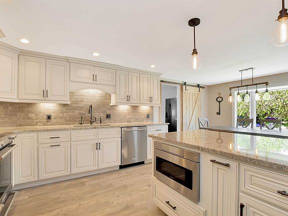 5th image of 5 Somers Ct