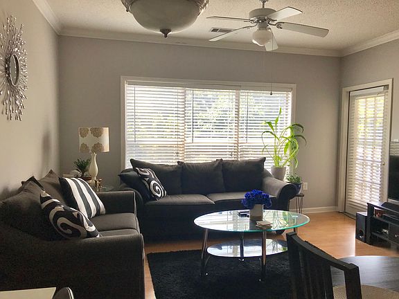 Spacious large living room 