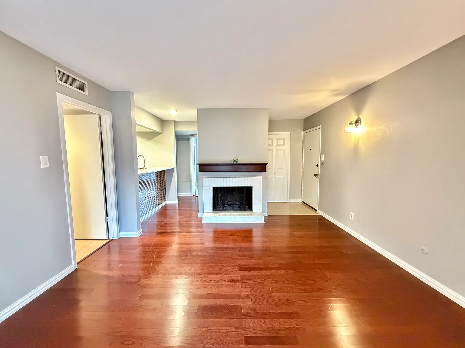 3 bed, 987 sqft, $1,800 — Photo 2