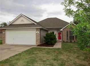 104 Hummingbird Ln, Lockhart, TX 78644