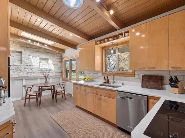 807 E Wahner PLACE, Bayside, WI 53217