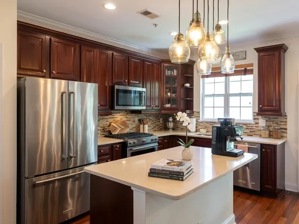 73 Osprey Ct, Secaucus, NJ 07094