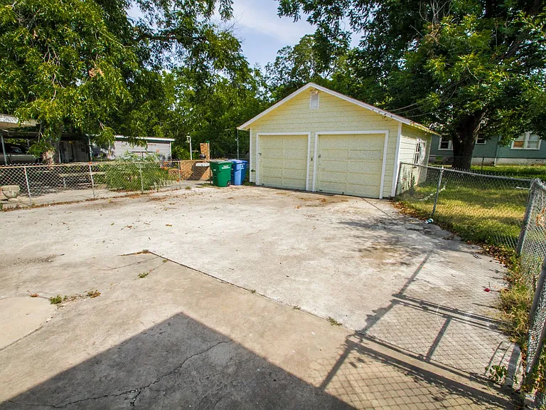 2818 E Houston St — Photo 13