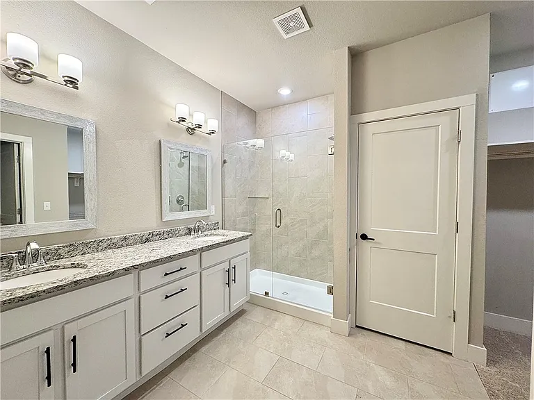 1011 NE Heights Ln — Photo 14