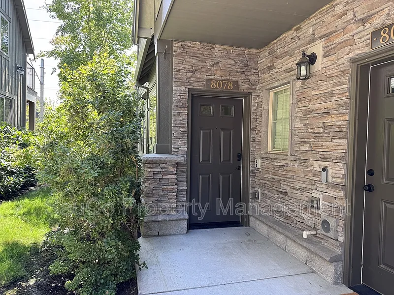 2 bed, 1.0 bath, 855 sqft, $1,895 — Photo 2