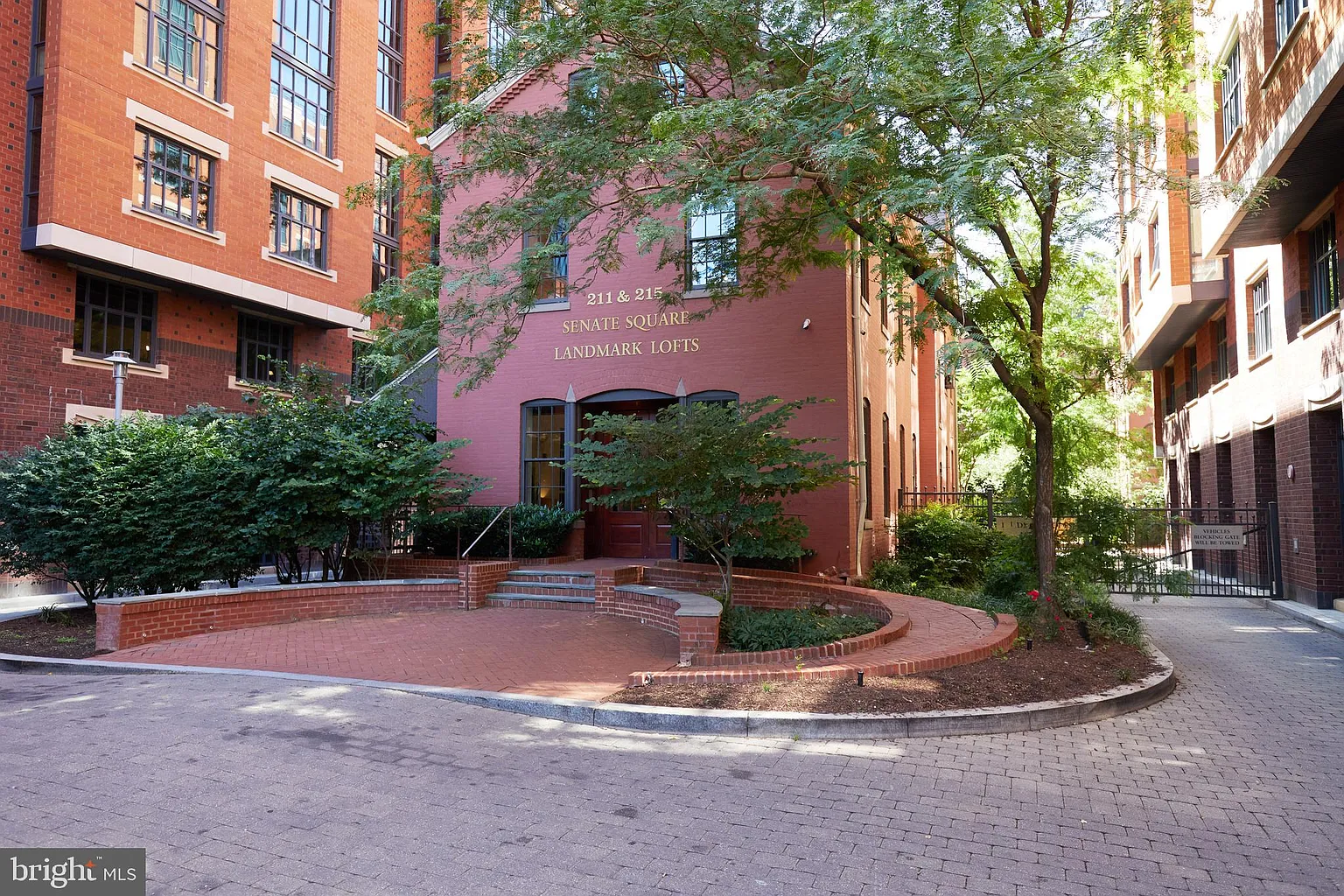 215 I St NE APT 1B photo 1