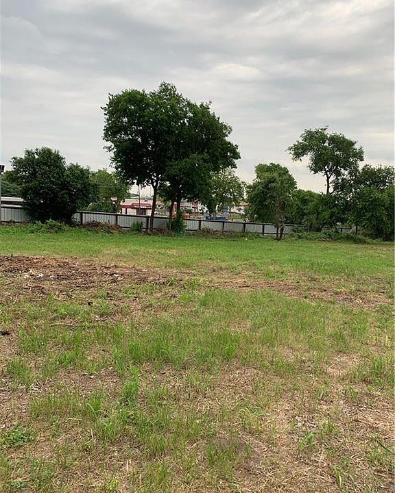 2nd image of Hackberry Ln