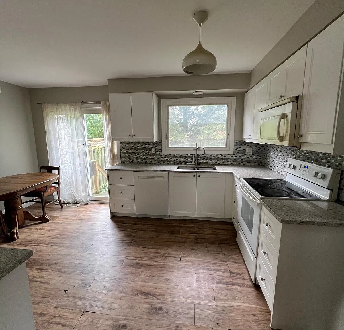 3 bed, $2,200 — Photo 3