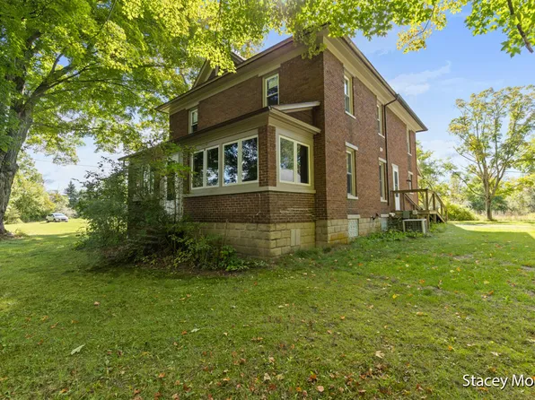 10048 State Rd, Nunica, MI 49448