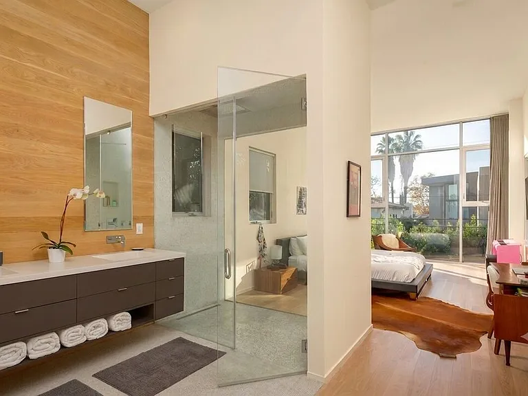 459 N Flores St — Photo 14