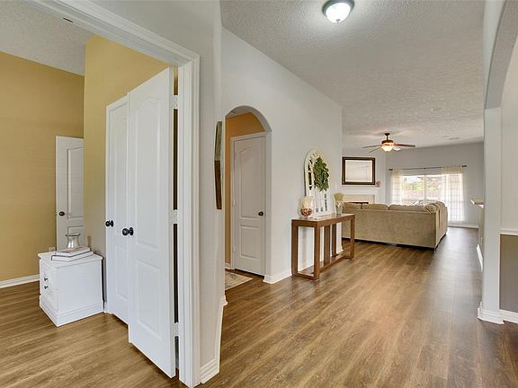 3rd image of 1077 Gladstone Dr