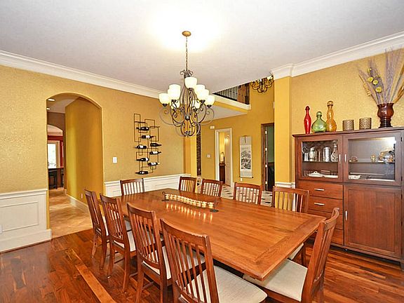 ELEGANT DINING ROOM!