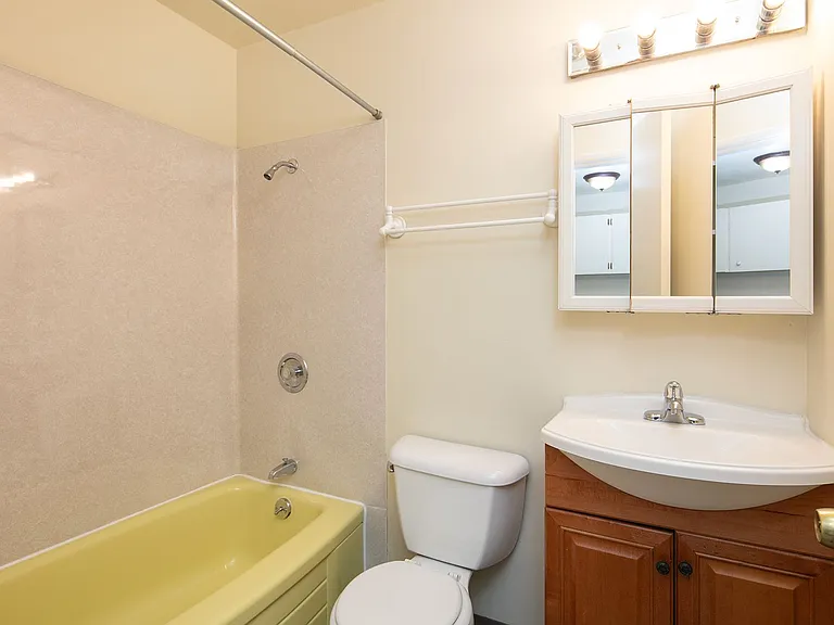 Avante Apartments - Charming, Centrally Located Building with Off Street Parking! — Photo 7