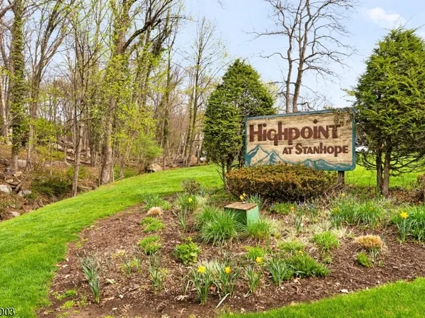 11196 Dell Pl, Stanhope Boro, NJ 07874