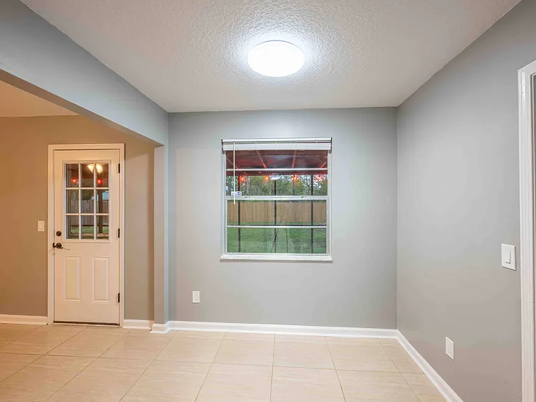 1623 Twin Oak Dr E — Photo 18