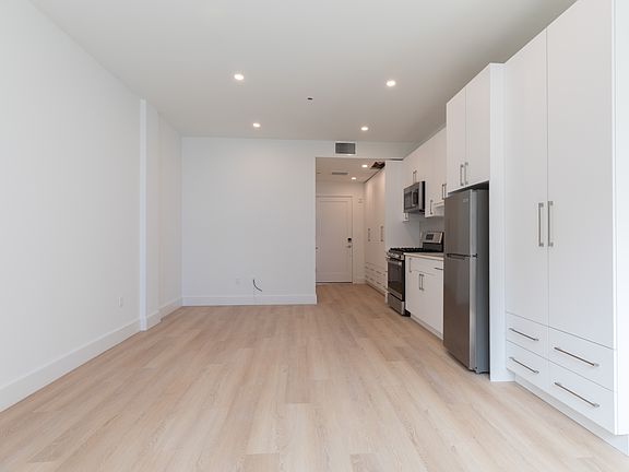 3rd image of 1127 Harrison Ave #221