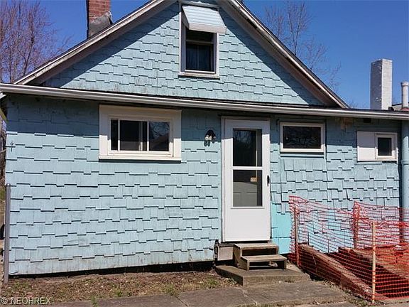 3rd image of 2590 Catherine Ave