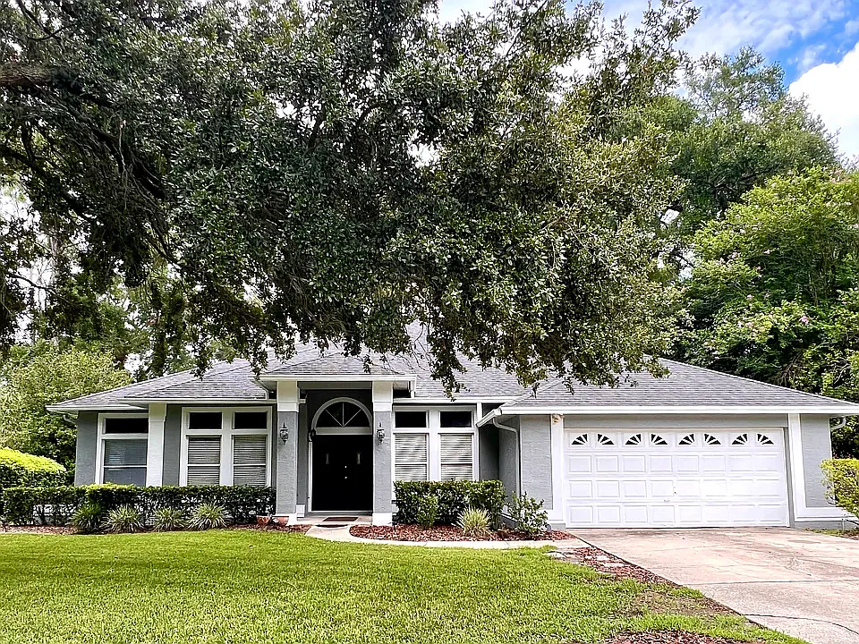 1202 Deer Lake Cir